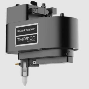 Vista frontal de la marcadora Telesis PINSTAMP TMP6100 equipada con brazo polar para marcado por micropercusión en piezas grandes y curvas