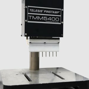 Vista frontal de la marcadora Telesis PINSTAMP TMM5400 con sistema de 8 pines para grabado rápido y profundo en entornos industriales