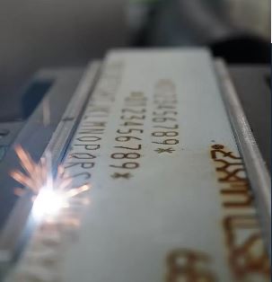 Ofrecemos soluciones de marcado láser en Omnielectric para identificación y trazabilidad industrial.