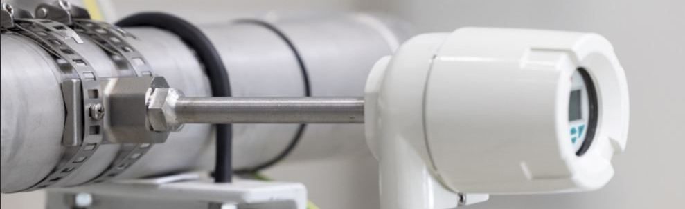 sensor de temperatura no invasivo industrial ABB TSP341-N instalado en tubería