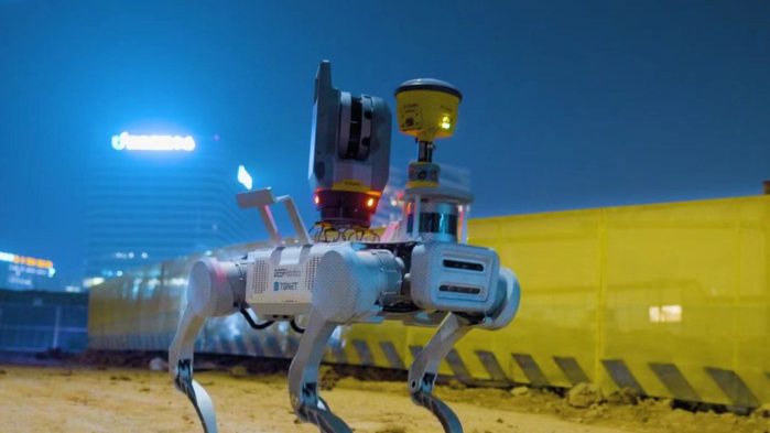 Robot cuadrúpedo Deep Robotics realizando escaneo 3D en obra de construcción