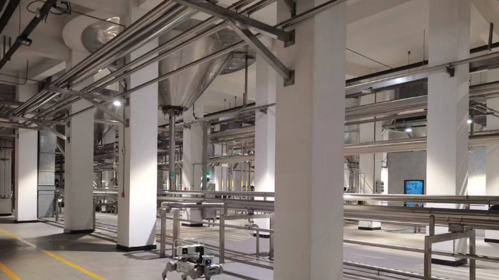 Robot cuadrúpedo Deep Robotics realizando ronda de inspección en planta industrial